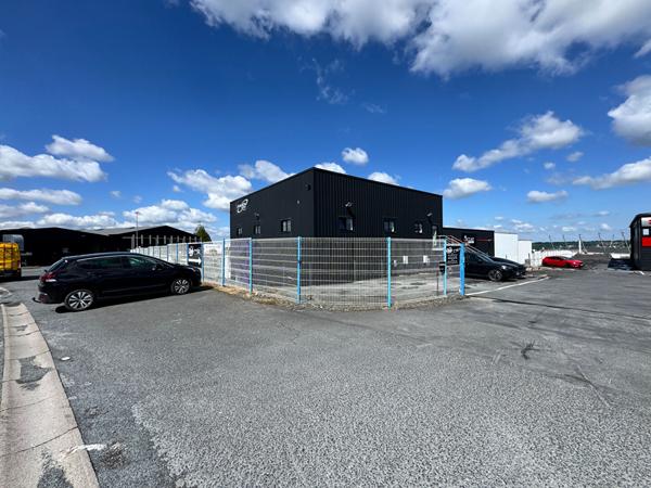 Local commercial de 686 m² avec bureaux et atelier en excellent état - Libre de tout occupant - Emplacement stratégique à Saint-Lô