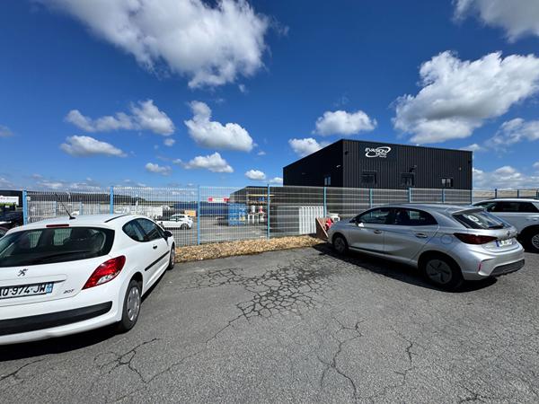 Local commercial de 686 m² avec bureaux et atelier en excellent état - Libre de tout occupant - Emplacement stratégique à Saint-Lô