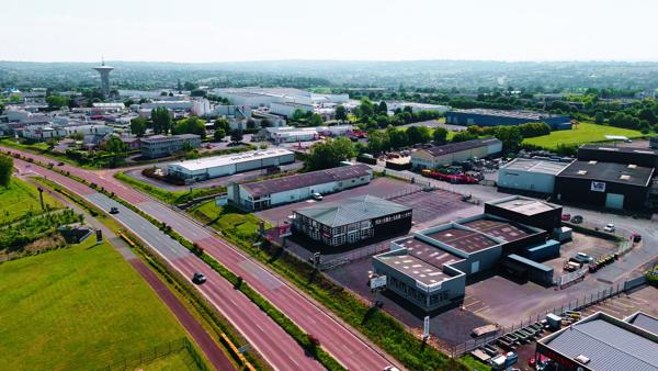 Local commercial de 686 m² avec bureaux et atelier en excellent état - Libre de tout occupant - Emplacement stratégique à Saint-Lô