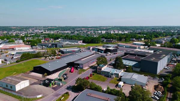 Local commercial de 686 m² avec bureaux et atelier en excellent état - Libre de tout occupant - Emplacement stratégique à Saint-Lô