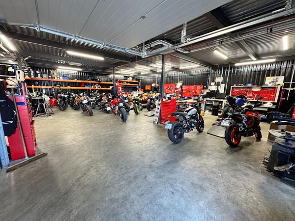 Local commercial de 686 m² avec bureaux et atelier en excellent état - Libre de tout occupant - Emplacement stratégique à Saint-Lô