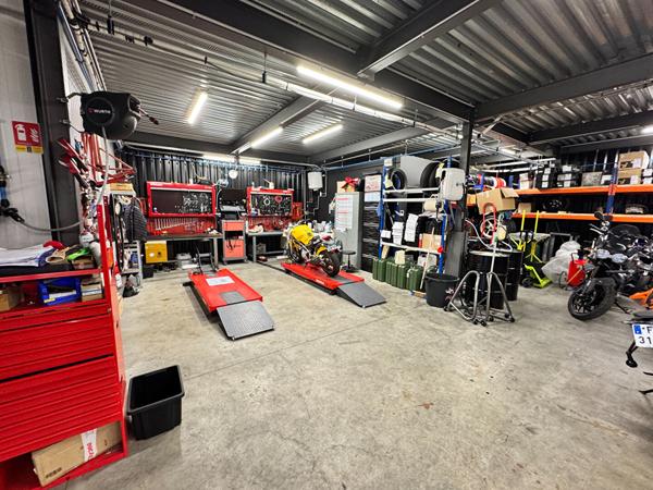 Local commercial de 686 m² avec bureaux et atelier en excellent état - Libre de tout occupant - Emplacement stratégique à Saint-Lô