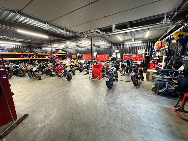 Local commercial de 686 m² avec bureaux et atelier en excellent état - Libre de tout occupant - Emplacement stratégique à Saint-Lô