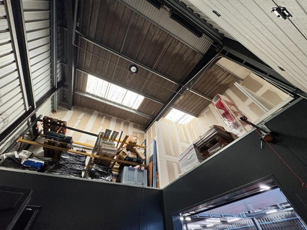 Local commercial de 686 m² avec bureaux et atelier en excellent état - Libre de tout occupant - Emplacement stratégique à Saint-Lô