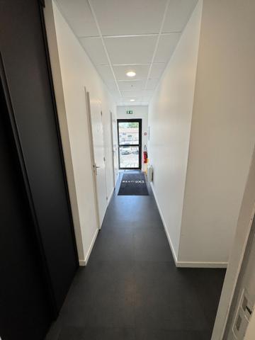 Local commercial de 686 m² avec bureaux et atelier en excellent état - Libre de tout occupant - Emplacement stratégique à Saint-Lô
