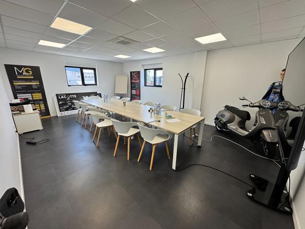 Local commercial de 686 m² avec bureaux et atelier en excellent état - Libre de tout occupant - Emplacement stratégique à Saint-Lô