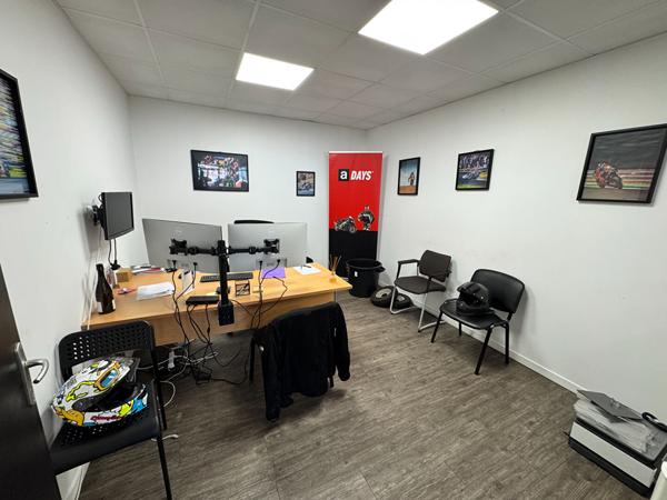 Local commercial de 686 m² avec bureaux et atelier en excellent état - Libre de tout occupant - Emplacement stratégique à Saint-Lô