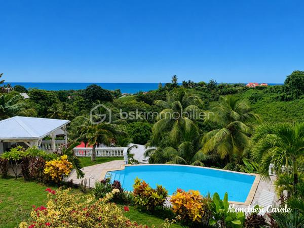 Nichée dans un jardin arboré et ventilé, cette propriété d’exception offre une vue mer imprenable et des volumes rares : une grande villa familiale, un T3 indépendant en rez-de-jardin, une piscine à débordement et un carbet. Idéale pour une grande famille ou un projet d’investissement locatif.

Au rez-de-chaussée une cuisine ouverte sur une salle à manger, un salon lumineux, deux chambres, dont une suite parentale, un bureau, une salle d’eau, un WC indépendant, une grande terrasse avec vue mer.

À l’étage une mezzanine d’environ 29 m² aménagée en seconde suite parentale, des combles aménageables, idéales pour le rangement.

Au rez-de-jardin, un T3 d'environ 70 m² composée d'un salon, d'une cuisine, de deux chambres, d'une salle d’eau, un WC une terrasse privative.
Il peut accueillir de la famille ou des amis, ou être loué pour générer un complément de revenus.

A l'extérieur, un magnifique jardin arboré et ventilé, une piscine à débordement avec vue mer, un carbet équipé d’une douche et d’un WC, parfait pour déjeuner en plein air ou recevoir entre amis, un garage pouvant accueillir deux véhicules.

Une propriété rare, qui réunit espace, confort, intimité et vue mer.

N’hésitez plus et contactez-moi pour organiser une visite. Celle-ci sera accordée sur présentation d’un justificatif de financement.