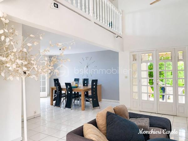 Nichée dans un jardin arboré et ventilé, cette propriété d’exception offre une vue mer imprenable et des volumes rares : une grande villa familiale, un T3 indépendant en rez-de-jardin, une piscine à débordement et un carbet. Idéale pour une grande famille ou un projet d’investissement locatif.

Au rez-de-chaussée une cuisine ouverte sur une salle à manger, un salon lumineux, deux chambres, dont une suite parentale, un bureau, une salle d’eau, un WC indépendant, une grande terrasse avec vue mer.

À l’étage une mezzanine d’environ 29 m² aménagée en seconde suite parentale, des combles aménageables, idéales pour le rangement.

Au rez-de-jardin, un T3 d'environ 70 m² composée d'un salon, d'une cuisine, de deux chambres, d'une salle d’eau, un WC une terrasse privative.
Il peut accueillir de la famille ou des amis, ou être loué pour générer un complément de revenus.

A l'extérieur, un magnifique jardin arboré et ventilé, une piscine à débordement avec vue mer, un carbet équipé d’une douche et d’un WC, parfait pour déjeuner en plein air ou recevoir entre amis, un garage pouvant accueillir deux véhicules.

Une propriété rare, qui réunit espace, confort, intimité et vue mer.

N’hésitez plus et contactez-moi pour organiser une visite. Celle-ci sera accordée sur présentation d’un justificatif de financement.