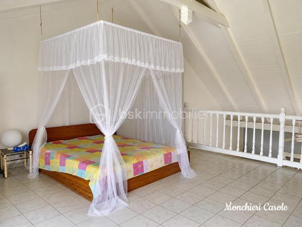 Nichée dans un jardin arboré et ventilé, cette propriété d’exception offre une vue mer imprenable et des volumes rares : une grande villa familiale, un T3 indépendant en rez-de-jardin, une piscine à débordement et un carbet. Idéale pour une grande famille ou un projet d’investissement locatif.

Au rez-de-chaussée une cuisine ouverte sur une salle à manger, un salon lumineux, deux chambres, dont une suite parentale, un bureau, une salle d’eau, un WC indépendant, une grande terrasse avec vue mer.

À l’étage une mezzanine d’environ 29 m² aménagée en seconde suite parentale, des combles aménageables, idéales pour le rangement.

Au rez-de-jardin, un T3 d'environ 70 m² composée d'un salon, d'une cuisine, de deux chambres, d'une salle d’eau, un WC une terrasse privative.
Il peut accueillir de la famille ou des amis, ou être loué pour générer un complément de revenus.

A l'extérieur, un magnifique jardin arboré et ventilé, une piscine à débordement avec vue mer, un carbet équipé d’une douche et d’un WC, parfait pour déjeuner en plein air ou recevoir entre amis, un garage pouvant accueillir deux véhicules.

Une propriété rare, qui réunit espace, confort, intimité et vue mer.

N’hésitez plus et contactez-moi pour organiser une visite. Celle-ci sera accordée sur présentation d’un justificatif de financement.