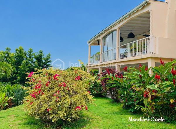 Nichée dans un jardin arboré et ventilé, cette propriété d’exception offre une vue mer imprenable et des volumes rares : une grande villa familiale, un T3 indépendant en rez-de-jardin, une piscine à débordement et un carbet. Idéale pour une grande famille ou un projet d’investissement locatif.

Au rez-de-chaussée une cuisine ouverte sur une salle à manger, un salon lumineux, deux chambres, dont une suite parentale, un bureau, une salle d’eau, un WC indépendant, une grande terrasse avec vue mer.

À l’étage une mezzanine d’environ 29 m² aménagée en seconde suite parentale, des combles aménageables, idéales pour le rangement.

Au rez-de-jardin, un T3 d'environ 70 m² composée d'un salon, d'une cuisine, de deux chambres, d'une salle d’eau, un WC une terrasse privative.
Il peut accueillir de la famille ou des amis, ou être loué pour générer un complément de revenus.

A l'extérieur, un magnifique jardin arboré et ventilé, une piscine à débordement avec vue mer, un carbet équipé d’une douche et d’un WC, parfait pour déjeuner en plein air ou recevoir entre amis, un garage pouvant accueillir deux véhicules.

Une propriété rare, qui réunit espace, confort, intimité et vue mer.

N’hésitez plus et contactez-moi pour organiser une visite. Celle-ci sera accordée sur présentation d’un justificatif de financement.