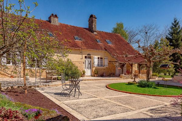 Complexe de gîtes en Dordogne avec trois maisons indépendantes, piscine et jacuzzi près de Sarlat et St-Cyprien