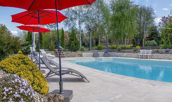 Complexe de gîtes en Dordogne avec trois maisons indépendantes, piscine et jacuzzi près de Sarlat et St-Cyprien