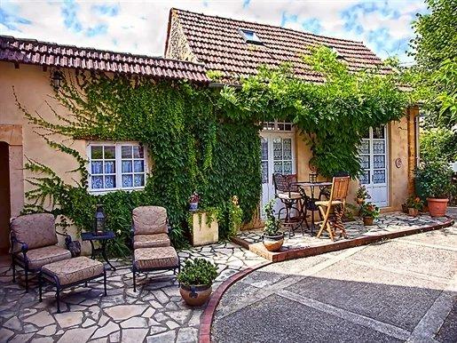 Complexe de gîtes en Dordogne avec trois maisons indépendantes, piscine et jacuzzi près de Sarlat et St-Cyprien