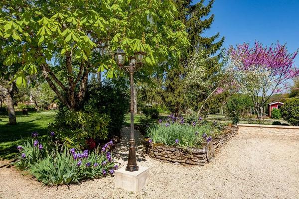 Complexe de gîtes en Dordogne avec trois maisons indépendantes, piscine et jacuzzi près de Sarlat et St-Cyprien