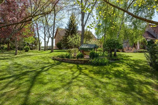 Complexe de gîtes en Dordogne avec trois maisons indépendantes, piscine et jacuzzi près de Sarlat et St-Cyprien