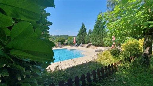 Complexe de gîtes en Dordogne avec trois maisons indépendantes, piscine et jacuzzi près de Sarlat et St-Cyprien