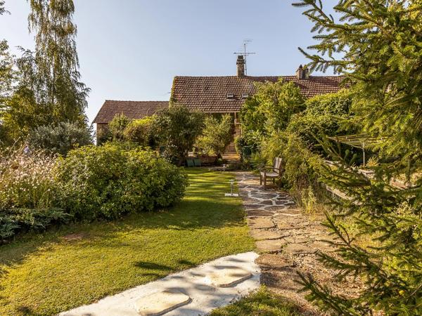 Complexe de gîtes en Dordogne avec trois maisons indépendantes, piscine et jacuzzi près de Sarlat et St-Cyprien
