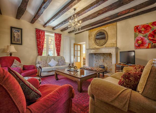 Complexe de gîtes en Dordogne avec trois maisons indépendantes, piscine et jacuzzi près de Sarlat et St-Cyprien