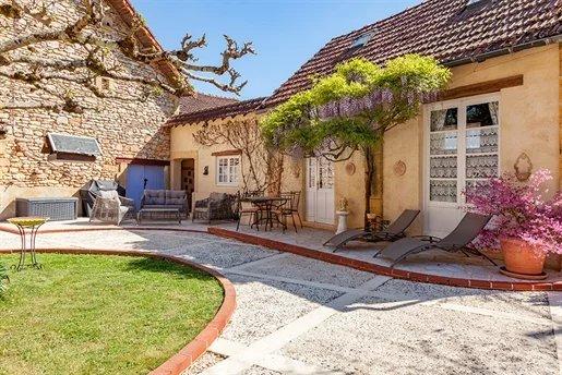 Complexe de gîtes en Dordogne avec trois maisons indépendantes, piscine et jacuzzi près de Sarlat et St-Cyprien