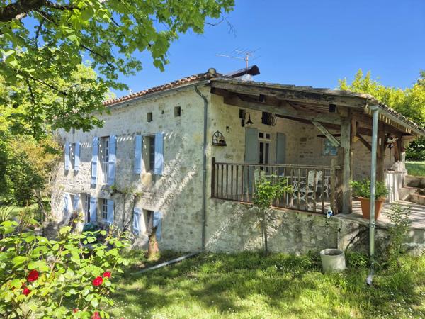 Deux maisons en pierre de caractère avec piscine, dépendances et 1,2 hectare de terrain près de Montaigu-de-Quercy