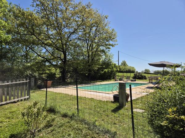 Deux maisons en pierre de caractère avec piscine, dépendances et 1,2 hectare de terrain près de Montaigu-de-Quercy