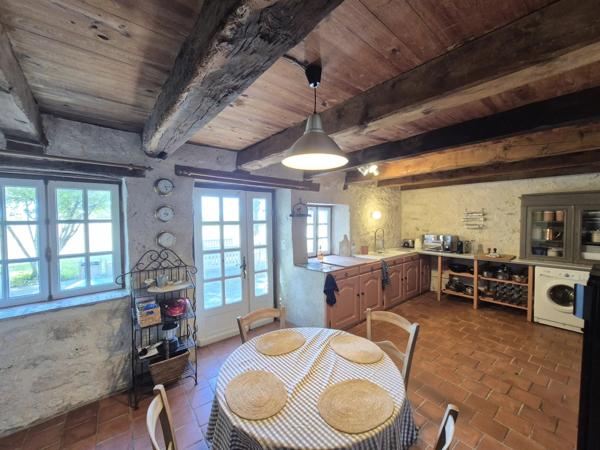 Deux maisons en pierre de caractère avec piscine, dépendances et 1,2 hectare de terrain près de Montaigu-de-Quercy