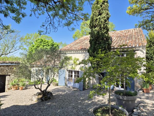 Deux maisons en pierre de caractère avec piscine, dépendances et 1,2 hectare de terrain près de Montaigu-de-Quercy