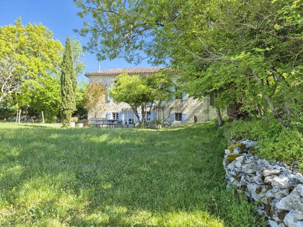 Deux maisons en pierre de caractère avec piscine, dépendances et 1,2 hectare de terrain près de Montaigu-de-Quercy
