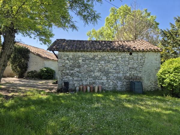 Deux maisons en pierre de caractère avec piscine, dépendances et 1,2 hectare de terrain près de Montaigu-de-Quercy