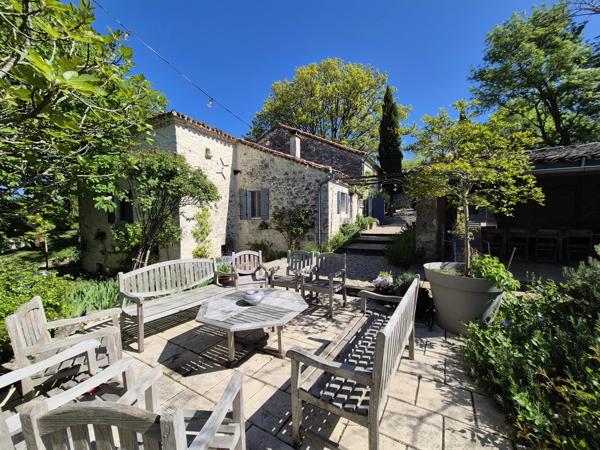 Deux maisons en pierre de caractère avec piscine, dépendances et 1,2 hectare de terrain près de Montaigu-de-Quercy