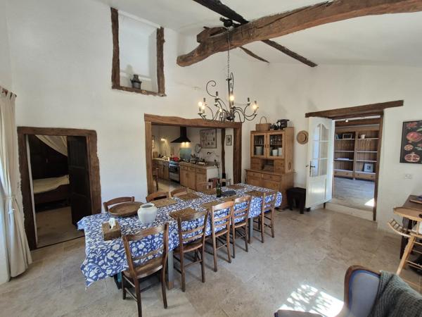 Deux maisons en pierre de caractère avec piscine, dépendances et 1,2 hectare de terrain près de Montaigu-de-Quercy