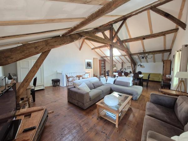 Deux maisons en pierre de caractère avec piscine, dépendances et 1,2 hectare de terrain près de Montaigu-de-Quercy