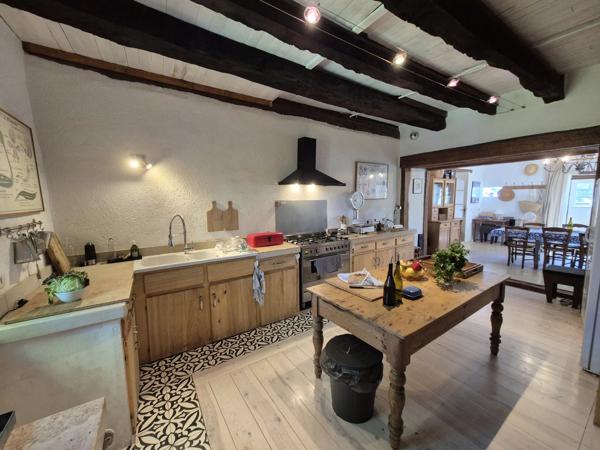 Deux maisons en pierre de caractère avec piscine, dépendances et 1,2 hectare de terrain près de Montaigu-de-Quercy