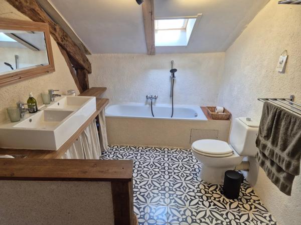 Deux maisons en pierre de caractère avec piscine, dépendances et 1,2 hectare de terrain près de Montaigu-de-Quercy