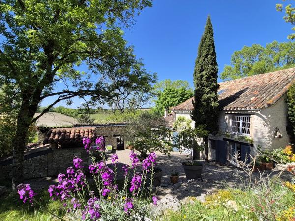 Deux maisons en pierre de caractère avec piscine, dépendances et 1,2 hectare de terrain près de Montaigu-de-Quercy
