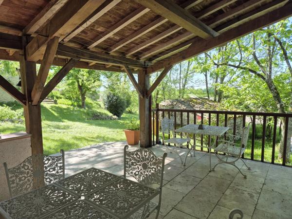 Deux maisons en pierre de caractère avec piscine, dépendances et 1,2 hectare de terrain près de Montaigu-de-Quercy