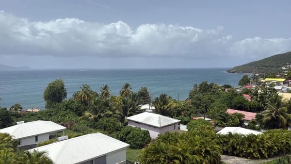 VUE MER IMPRENABLE - A VENDRE Appartement T2 Face Piscine à Trois Rivières