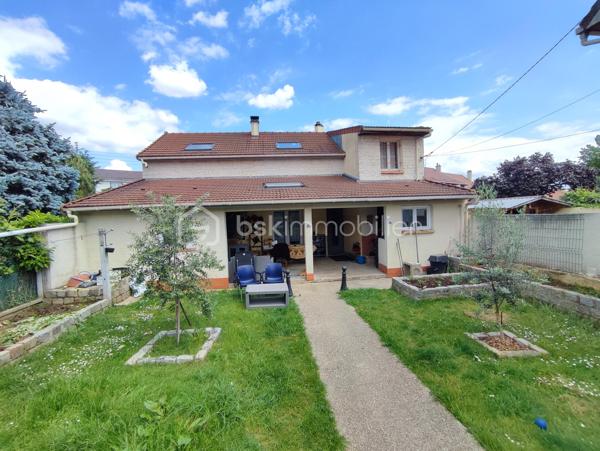 Dans le quartier pavillonnaire calme du PLATEAU, sur un terrain de 405 m² avec garage et stationnement multiple, MAISON D'HABITATION en bon état général, comprenant au rez-de-chaussée: entrée, séjour double avec cheminée et donnant sur terrasse couverte, cuisine équipée, chambre avec placards, salle d'eau et wc. A l'étage: 2 chambres dont une de + 20 m², salle d'eau, wc et espace ouvert (possibilité bureautique ou salon). Cave au sous-sol. Visite virtuelle disponible.