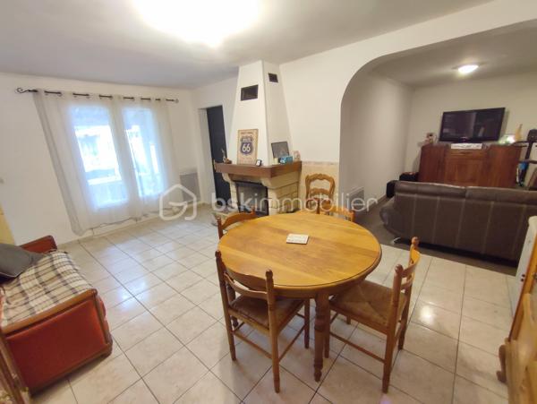 Dans le quartier pavillonnaire calme du PLATEAU, sur un terrain de 405 m² avec garage et stationnement multiple, MAISON D'HABITATION en bon état général, comprenant au rez-de-chaussée: entrée, séjour double avec cheminée et donnant sur terrasse couverte, cuisine équipée, chambre avec placards, salle d'eau et wc. A l'étage: 2 chambres dont une de + 20 m², salle d'eau, wc et espace ouvert (possibilité bureautique ou salon). Cave au sous-sol. Visite virtuelle disponible.