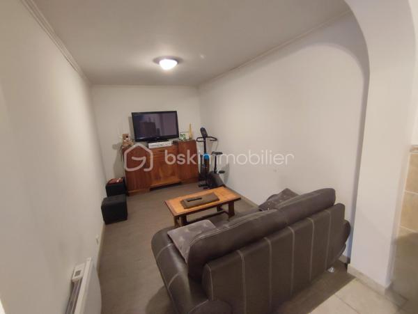 Dans le quartier pavillonnaire calme du PLATEAU, sur un terrain de 405 m² avec garage et stationnement multiple, MAISON D'HABITATION en bon état général, comprenant au rez-de-chaussée: entrée, séjour double avec cheminée et donnant sur terrasse couverte, cuisine équipée, chambre avec placards, salle d'eau et wc. A l'étage: 2 chambres dont une de + 20 m², salle d'eau, wc et espace ouvert (possibilité bureautique ou salon). Cave au sous-sol. Visite virtuelle disponible.
