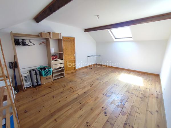 Dans le quartier pavillonnaire calme du PLATEAU, sur un terrain de 405 m² avec garage et stationnement multiple, MAISON D'HABITATION en bon état général, comprenant au rez-de-chaussée: entrée, séjour double avec cheminée et donnant sur terrasse couverte, cuisine équipée, chambre avec placards, salle d'eau et wc. A l'étage: 2 chambres dont une de + 20 m², salle d'eau, wc et espace ouvert (possibilité bureautique ou salon). Cave au sous-sol. Visite virtuelle disponible.