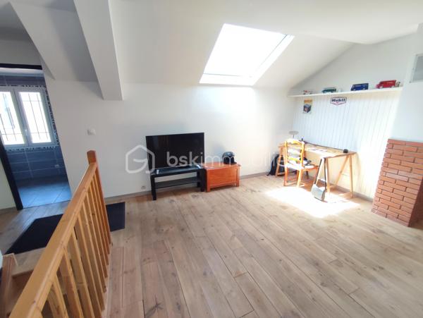 Dans le quartier pavillonnaire calme du PLATEAU, sur un terrain de 405 m² avec garage et stationnement multiple, MAISON D'HABITATION en bon état général, comprenant au rez-de-chaussée: entrée, séjour double avec cheminée et donnant sur terrasse couverte, cuisine équipée, chambre avec placards, salle d'eau et wc. A l'étage: 2 chambres dont une de + 20 m², salle d'eau, wc et espace ouvert (possibilité bureautique ou salon). Cave au sous-sol. Visite virtuelle disponible.