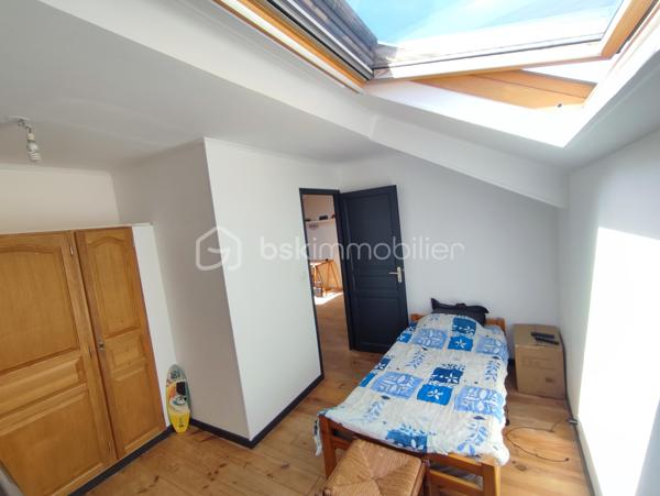 Dans le quartier pavillonnaire calme du PLATEAU, sur un terrain de 405 m² avec garage et stationnement multiple, MAISON D'HABITATION en bon état général, comprenant au rez-de-chaussée: entrée, séjour double avec cheminée et donnant sur terrasse couverte, cuisine équipée, chambre avec placards, salle d'eau et wc. A l'étage: 2 chambres dont une de + 20 m², salle d'eau, wc et espace ouvert (possibilité bureautique ou salon). Cave au sous-sol. Visite virtuelle disponible.