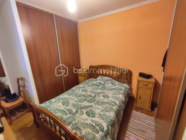 Dans le quartier pavillonnaire calme du PLATEAU, sur un terrain de 405 m² avec garage et stationnement multiple, MAISON D'HABITATION en bon état général, comprenant au rez-de-chaussée: entrée, séjour double avec cheminée et donnant sur terrasse couverte, cuisine équipée, chambre avec placards, salle d'eau et wc. A l'étage: 2 chambres dont une de + 20 m², salle d'eau, wc et espace ouvert (possibilité bureautique ou salon). Cave au sous-sol. Visite virtuelle disponible.