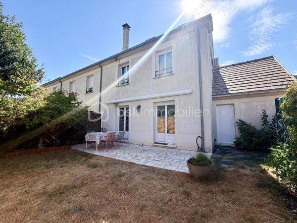 Dès l’entrée, la maison se distribue intelligemment avec un WC indépendant, une buanderie et un placard de rangement sous l’escalier. Le séjour double, lumineux et traversant, est doté d’une cheminée avec insert et s’ouvre sur la terrasse et le jardin arrière exposé OUEST grâce à deux double portes-fenêtres. La cuisine ouverte, récente, aménagée et équipée, complète parfaitement cet espace de vie convivial.

Le palier dessert 3 chambres de 10 à 12 m² (dont 2 avec placard intégré), un second WC séparé et une salle de bains avec fenêtre. L’une des chambres, actuellement aménagée en bureau, offre un accès direct aux combles.

Une 4ᵉ chambre de 11 m² (22 m² utiles) entièrement aménagée avec climatisation, velux et stores électriques – un véritable espace cocooning sous les toits.

Un garage attenant d’environ 17 m² avec mezzanine de stockage, complété par 2 places de stationnement en façade avant. Le jardin arrière, exposé ouest, est agréable et facile d’entretien – idéal pour profiter sans contrainte.

LES + DU BIEN :
	• Localisation en impasse, calme et préservée
	• Proximité immédiate de toutes les commodités : Intermarché, écoles, transports en commun
	• Jardin agréable, sans grand entretien
	• Cheminée avec insert dans le séjour complète le chauffage au gaz
	• Climatisation au dernier niveau
	• Cuisine récente, aménagée et équipée
	• T6 : 4 chambres dont combles aménagés (95 m² / 106 m² utiles)
	• Garage 17 m² + mezzanine + 2 places extérieures

Conseillère disponible 7 j / 7

Vous souhaitez visiter ce bien ? Contactez-moi, j’organise votre visite.
