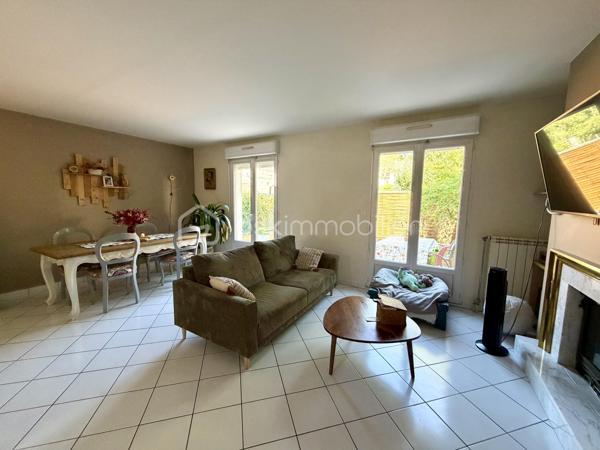 Dès l’entrée, la maison se distribue intelligemment avec un WC indépendant, une buanderie et un placard de rangement sous l’escalier. Le séjour double, lumineux et traversant, est doté d’une cheminée avec insert et s’ouvre sur la terrasse et le jardin arrière exposé OUEST grâce à deux double portes-fenêtres. La cuisine ouverte, récente, aménagée et équipée, complète parfaitement cet espace de vie convivial.

Le palier dessert 3 chambres de 10 à 12 m² (dont 2 avec placard intégré), un second WC séparé et une salle de bains avec fenêtre. L’une des chambres, actuellement aménagée en bureau, offre un accès direct aux combles.

Une 4ᵉ chambre de 11 m² (22 m² utiles) entièrement aménagée avec climatisation, velux et stores électriques – un véritable espace cocooning sous les toits.

Un garage attenant d’environ 17 m² avec mezzanine de stockage, complété par 2 places de stationnement en façade avant. Le jardin arrière, exposé ouest, est agréable et facile d’entretien – idéal pour profiter sans contrainte.

LES + DU BIEN :
	• Localisation en impasse, calme et préservée
	• Proximité immédiate de toutes les commodités : Intermarché, écoles, transports en commun
	• Jardin agréable, sans grand entretien
	• Cheminée avec insert dans le séjour complète le chauffage au gaz
	• Climatisation au dernier niveau
	• Cuisine récente, aménagée et équipée
	• T6 : 4 chambres dont combles aménagés (95 m² / 106 m² utiles)
	• Garage 17 m² + mezzanine + 2 places extérieures

Conseillère disponible 7 j / 7

Vous souhaitez visiter ce bien ? Contactez-moi, j’organise votre visite.
