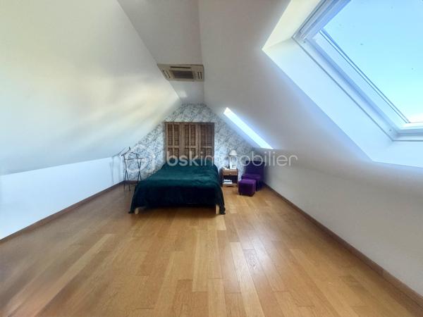 Dès l’entrée, la maison se distribue intelligemment avec un WC indépendant, une buanderie et un placard de rangement sous l’escalier. Le séjour double, lumineux et traversant, est doté d’une cheminée avec insert et s’ouvre sur la terrasse et le jardin arrière exposé OUEST grâce à deux double portes-fenêtres. La cuisine ouverte, récente, aménagée et équipée, complète parfaitement cet espace de vie convivial.

Le palier dessert 3 chambres de 10 à 12 m² (dont 2 avec placard intégré), un second WC séparé et une salle de bains avec fenêtre. L’une des chambres, actuellement aménagée en bureau, offre un accès direct aux combles.

Une 4ᵉ chambre de 11 m² (22 m² utiles) entièrement aménagée avec climatisation, velux et stores électriques – un véritable espace cocooning sous les toits.

Un garage attenant d’environ 17 m² avec mezzanine de stockage, complété par 2 places de stationnement en façade avant. Le jardin arrière, exposé ouest, est agréable et facile d’entretien – idéal pour profiter sans contrainte.

LES + DU BIEN :
	• Localisation en impasse, calme et préservée
	• Proximité immédiate de toutes les commodités : Intermarché, écoles, transports en commun
	• Jardin agréable, sans grand entretien
	• Cheminée avec insert dans le séjour complète le chauffage au gaz
	• Climatisation au dernier niveau
	• Cuisine récente, aménagée et équipée
	• T6 : 4 chambres dont combles aménagés (95 m² / 106 m² utiles)
	• Garage 17 m² + mezzanine + 2 places extérieures

Conseillère disponible 7 j / 7

Vous souhaitez visiter ce bien ? Contactez-moi, j’organise votre visite.