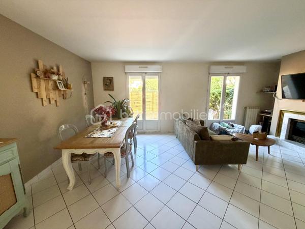 Dès l’entrée, la maison se distribue intelligemment avec un WC indépendant, une buanderie et un placard de rangement sous l’escalier. Le séjour double, lumineux et traversant, est doté d’une cheminée avec insert et s’ouvre sur la terrasse et le jardin arrière exposé OUEST grâce à deux double portes-fenêtres. La cuisine ouverte, récente, aménagée et équipée, complète parfaitement cet espace de vie convivial.

Le palier dessert 3 chambres de 10 à 12 m² (dont 2 avec placard intégré), un second WC séparé et une salle de bains avec fenêtre. L’une des chambres, actuellement aménagée en bureau, offre un accès direct aux combles.

Une 4ᵉ chambre de 11 m² (22 m² utiles) entièrement aménagée avec climatisation, velux et stores électriques – un véritable espace cocooning sous les toits.

Un garage attenant d’environ 17 m² avec mezzanine de stockage, complété par 2 places de stationnement en façade avant. Le jardin arrière, exposé ouest, est agréable et facile d’entretien – idéal pour profiter sans contrainte.

LES + DU BIEN :
	• Localisation en impasse, calme et préservée
	• Proximité immédiate de toutes les commodités : Intermarché, écoles, transports en commun
	• Jardin agréable, sans grand entretien
	• Cheminée avec insert dans le séjour complète le chauffage au gaz
	• Climatisation au dernier niveau
	• Cuisine récente, aménagée et équipée
	• T6 : 4 chambres dont combles aménagés (95 m² / 106 m² utiles)
	• Garage 17 m² + mezzanine + 2 places extérieures

Conseillère disponible 7 j / 7

Vous souhaitez visiter ce bien ? Contactez-moi, j’organise votre visite.