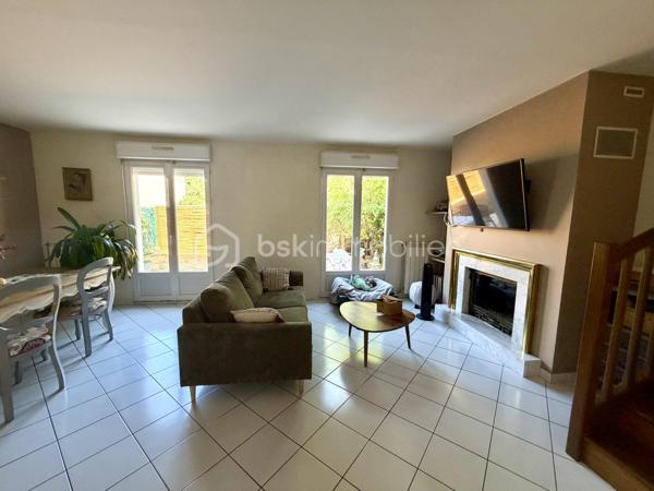 Dès l’entrée, la maison se distribue intelligemment avec un WC indépendant, une buanderie et un placard de rangement sous l’escalier. Le séjour double, lumineux et traversant, est doté d’une cheminée avec insert et s’ouvre sur la terrasse et le jardin arrière exposé OUEST grâce à deux double portes-fenêtres. La cuisine ouverte, récente, aménagée et équipée, complète parfaitement cet espace de vie convivial.

Le palier dessert 3 chambres de 10 à 12 m² (dont 2 avec placard intégré), un second WC séparé et une salle de bains avec fenêtre. L’une des chambres, actuellement aménagée en bureau, offre un accès direct aux combles.

Une 4ᵉ chambre de 11 m² (22 m² utiles) entièrement aménagée avec climatisation, velux et stores électriques – un véritable espace cocooning sous les toits.

Un garage attenant d’environ 17 m² avec mezzanine de stockage, complété par 2 places de stationnement en façade avant. Le jardin arrière, exposé ouest, est agréable et facile d’entretien – idéal pour profiter sans contrainte.

LES + DU BIEN :
	• Localisation en impasse, calme et préservée
	• Proximité immédiate de toutes les commodités : Intermarché, écoles, transports en commun
	• Jardin agréable, sans grand entretien
	• Cheminée avec insert dans le séjour complète le chauffage au gaz
	• Climatisation au dernier niveau
	• Cuisine récente, aménagée et équipée
	• T6 : 4 chambres dont combles aménagés (95 m² / 106 m² utiles)
	• Garage 17 m² + mezzanine + 2 places extérieures

Conseillère disponible 7 j / 7

Vous souhaitez visiter ce bien ? Contactez-moi, j’organise votre visite.